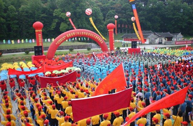 国际超模吕燕：样貌平平却嫁法国贵族，混血儿子颜值超高